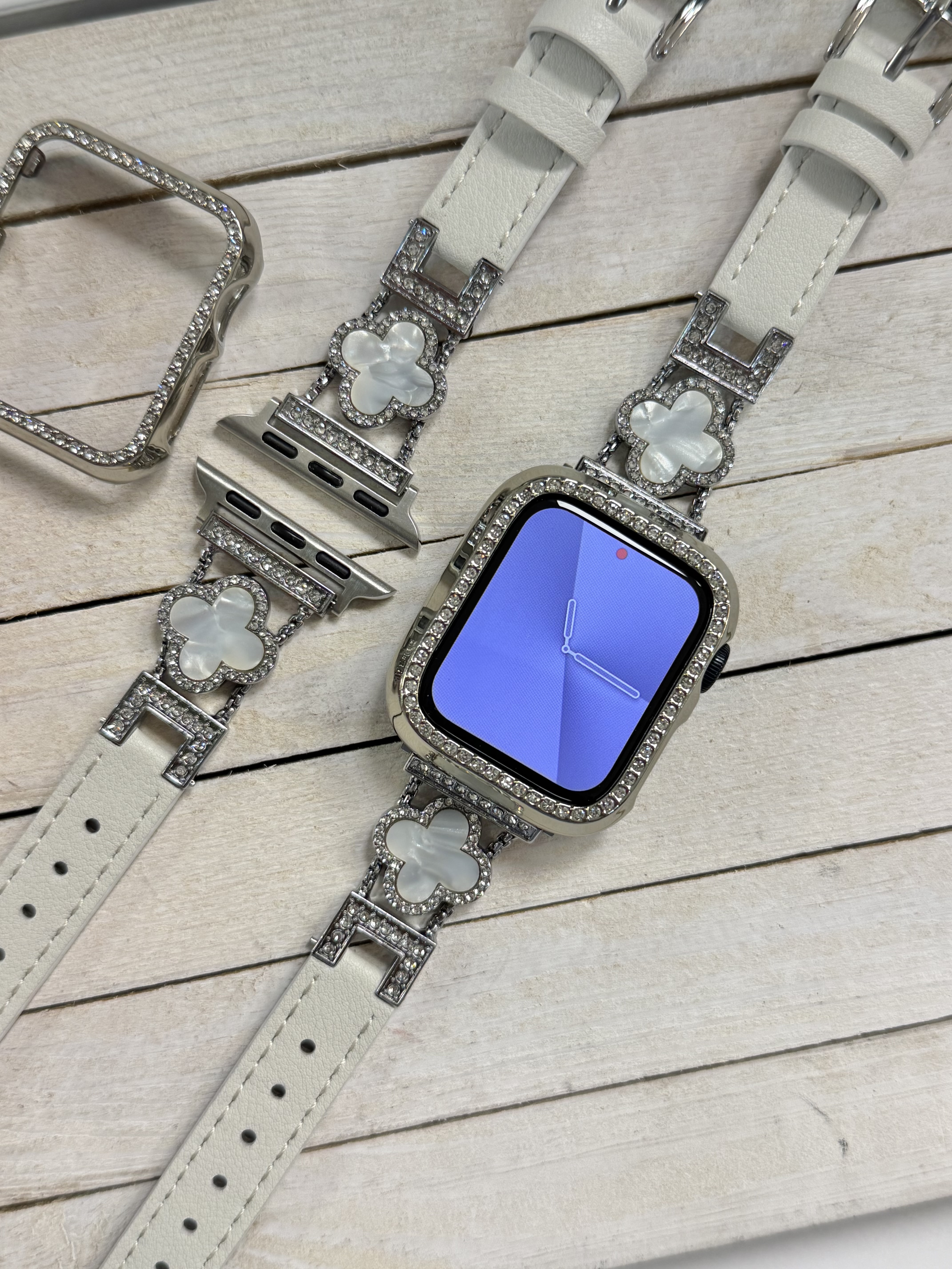 بند اپل واچ چرمی طرح ون کلیف با گارد نگین دار